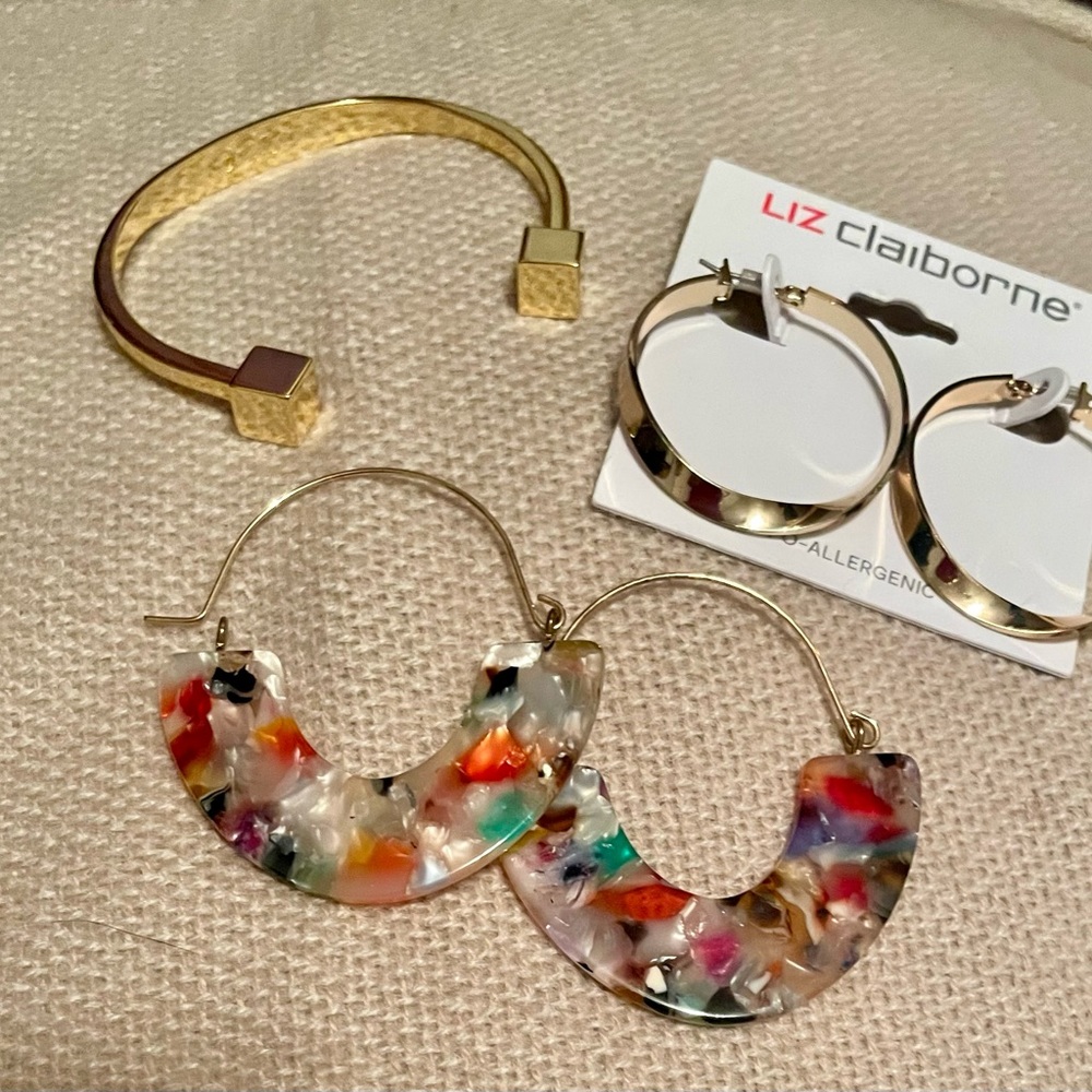 Gold tone jewelry set